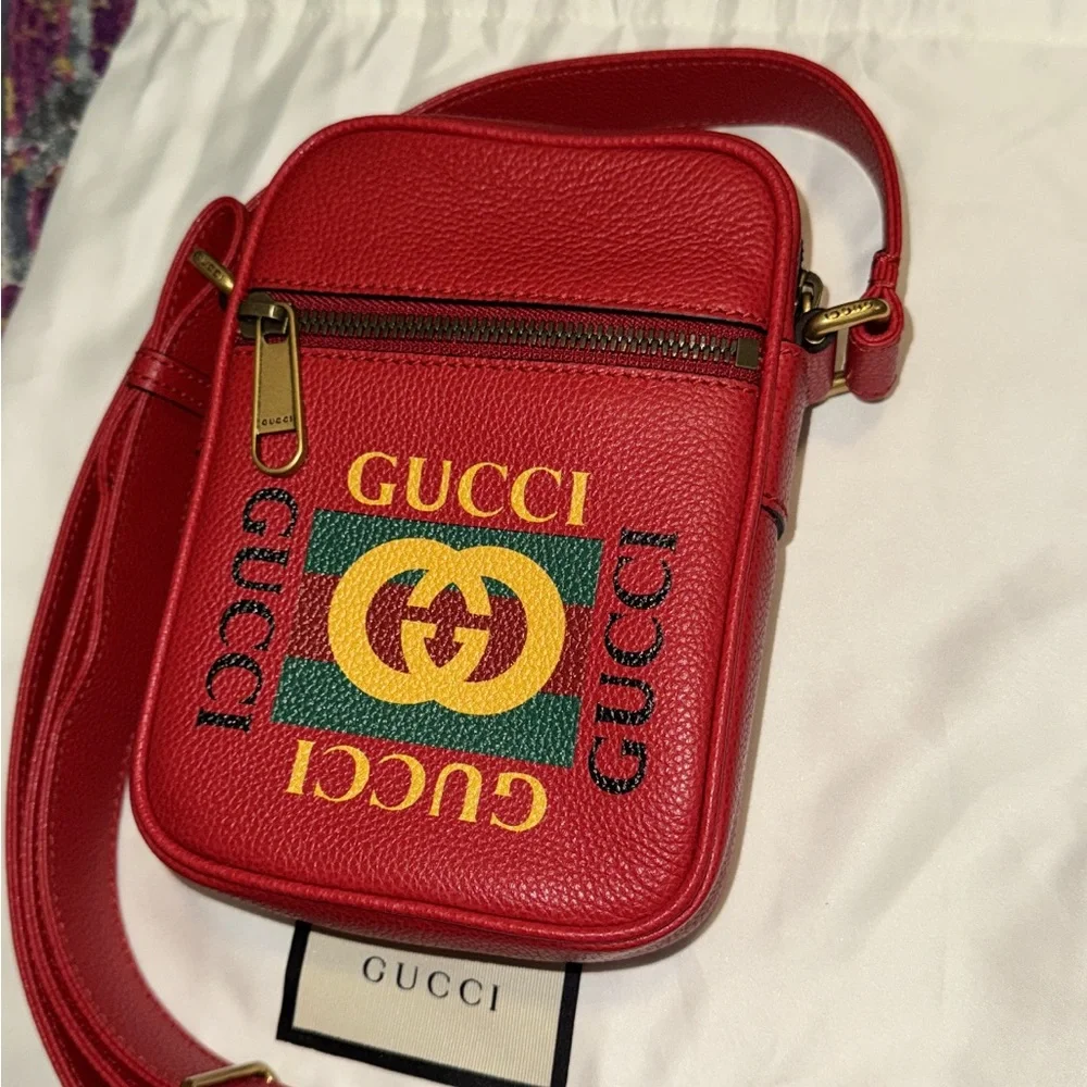 Gucci Red Crossbody Bag with Iconic Logo Design - Picture 3 of 8